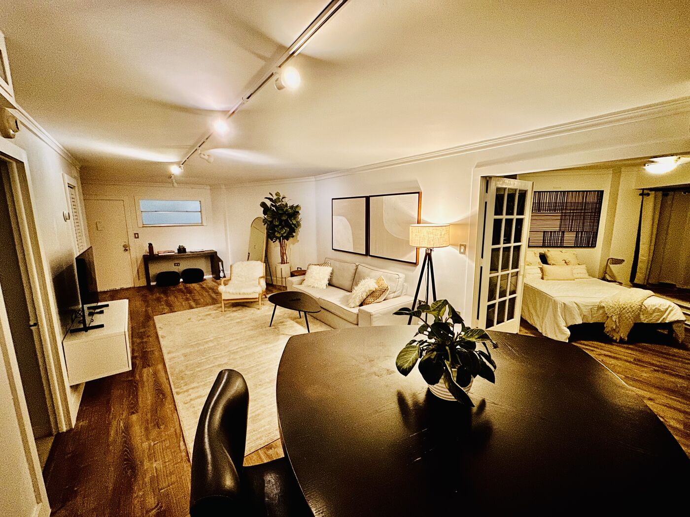 Suite 11E